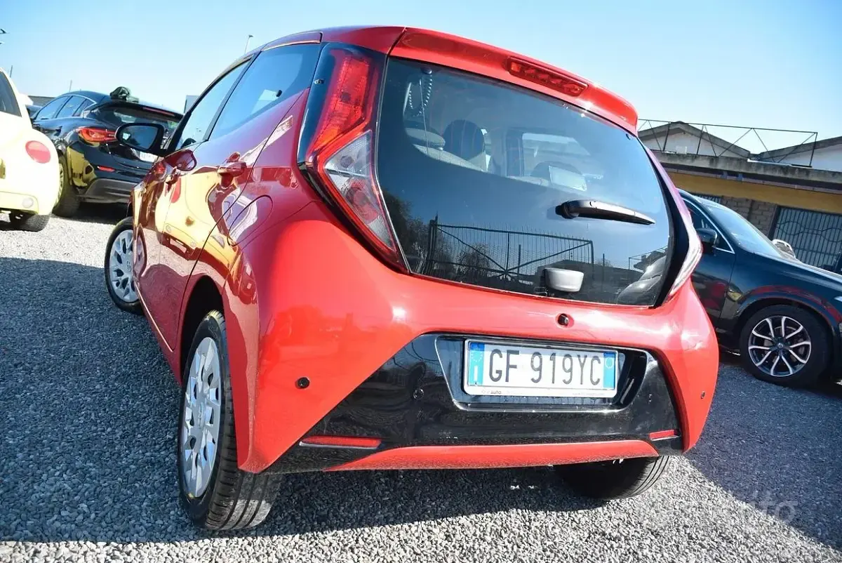 Usata Toyota Aygo Cool 72 CV (52 kW) 2022 Rosso Utilitaria