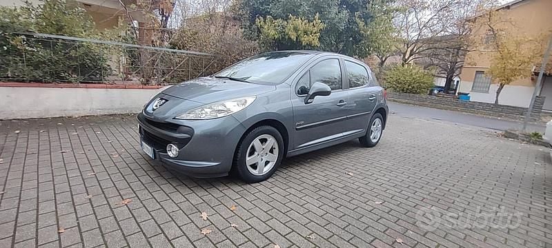 Grigio Usata 2009 Peugeot 207 Sport Tre volumi | 3200 € (Buon prezzo) - Immagine 1/4