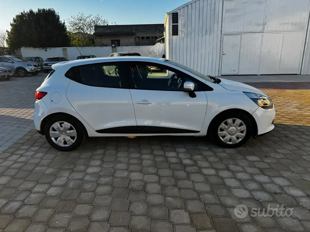 Usado Renault Clio IV 75 CV (55 kW) 2015 Blanco Berlina