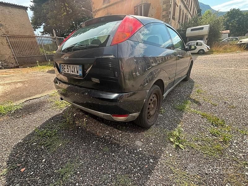 Nero Usata 1999 Ford Focus Due volumi | 200 € - Immagine 1/4