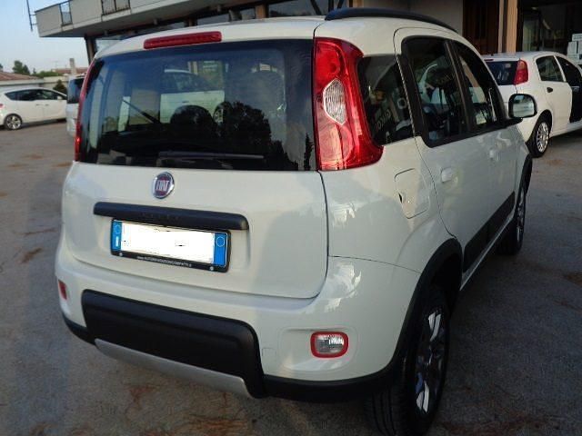 Usata Fiat Panda 4x4 S 85 CV (62 kW) 2020 Bianco pastello Utilitaria