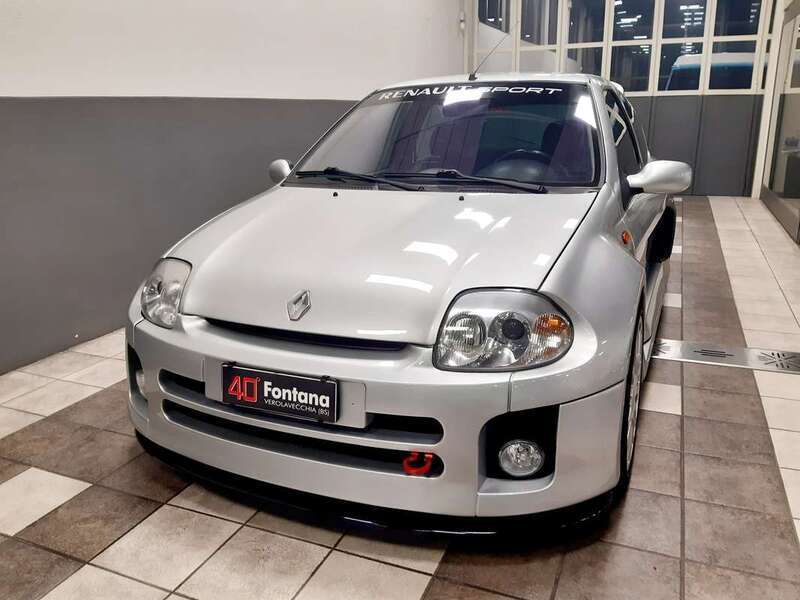 Usato 2001 Renault Clio II 2.9 Benzin 226 CV (68.000 €)