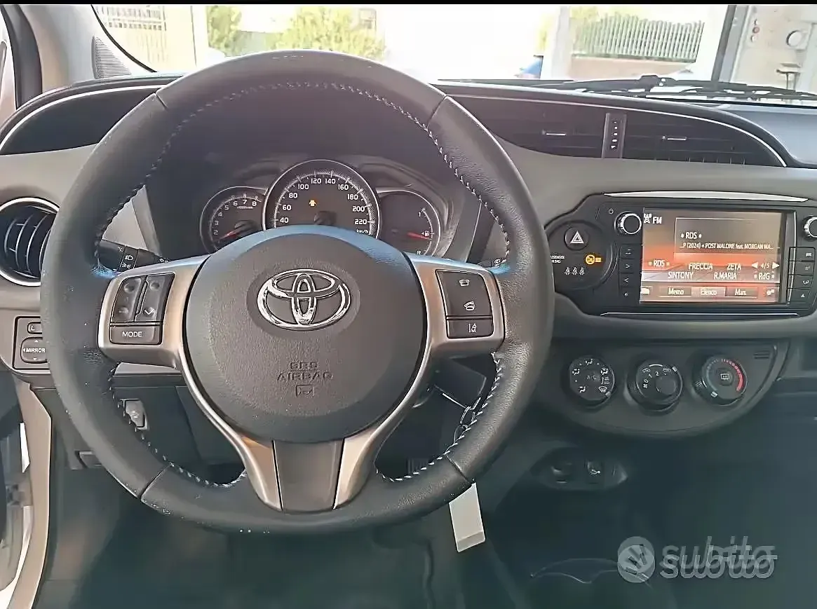 Usata Toyota Yaris 69 CV (50 kW) 2015 Bianco Utilitaria