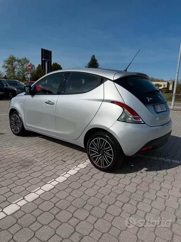 Usata Lancia Ypsilon 69 CV (50 kW) 2018 Grigio Utilitaria