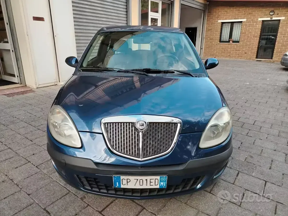 Usata Lancia Ypsilon 69 CV (50 kW) 2004 Bluazzurro Utilitaria