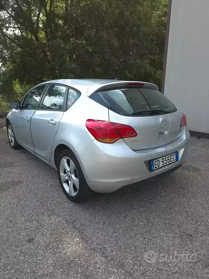 Usata Opel Astra Enjoy 115 CV (84 kW) 2010 Grigio Berlina