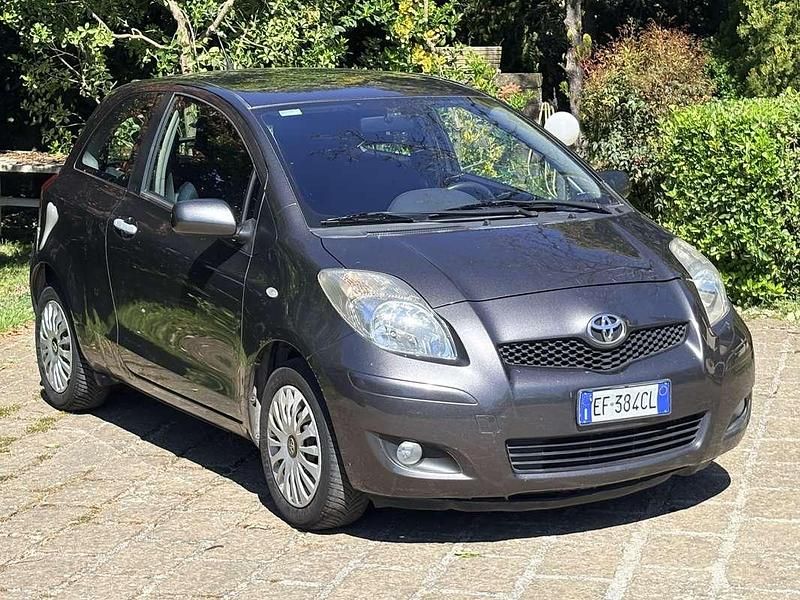 Usata Toyota Yaris Sol 69 CV (50 kW) 2010 Grigio Utilitaria