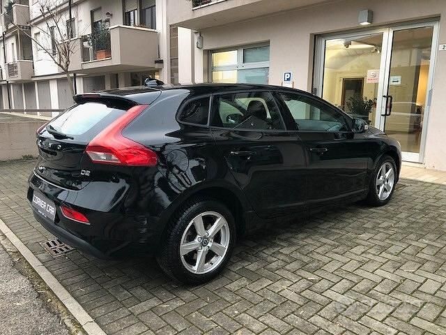 Usata Volvo V40 Kinetic 119 CV (87 kW) 2016 Nero Berlina