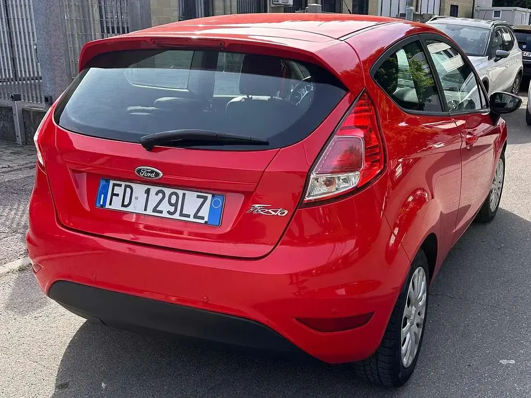Usado Ford Fiesta 75 CV (55 kW) 2016 Rojo Utilitario