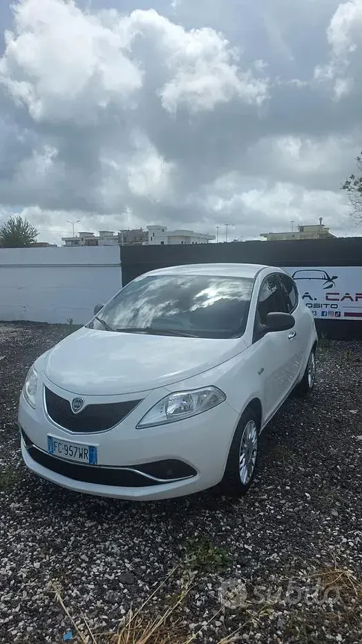 Usata Lancia Ypsilon Platinum 69 CV (50 kW) 2016 Bianco Utilitaria