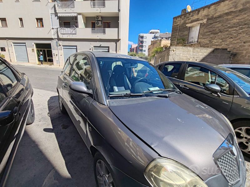 Usata Lancia Ypsilon 69 CV (50 kW) 2001 Grigio Utilitaria