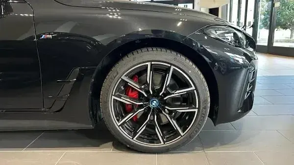 Usata BMW i4 Efficient Dynamics 350 kW (476 CV) 2024 Black sapphire metallizzato Berlina
