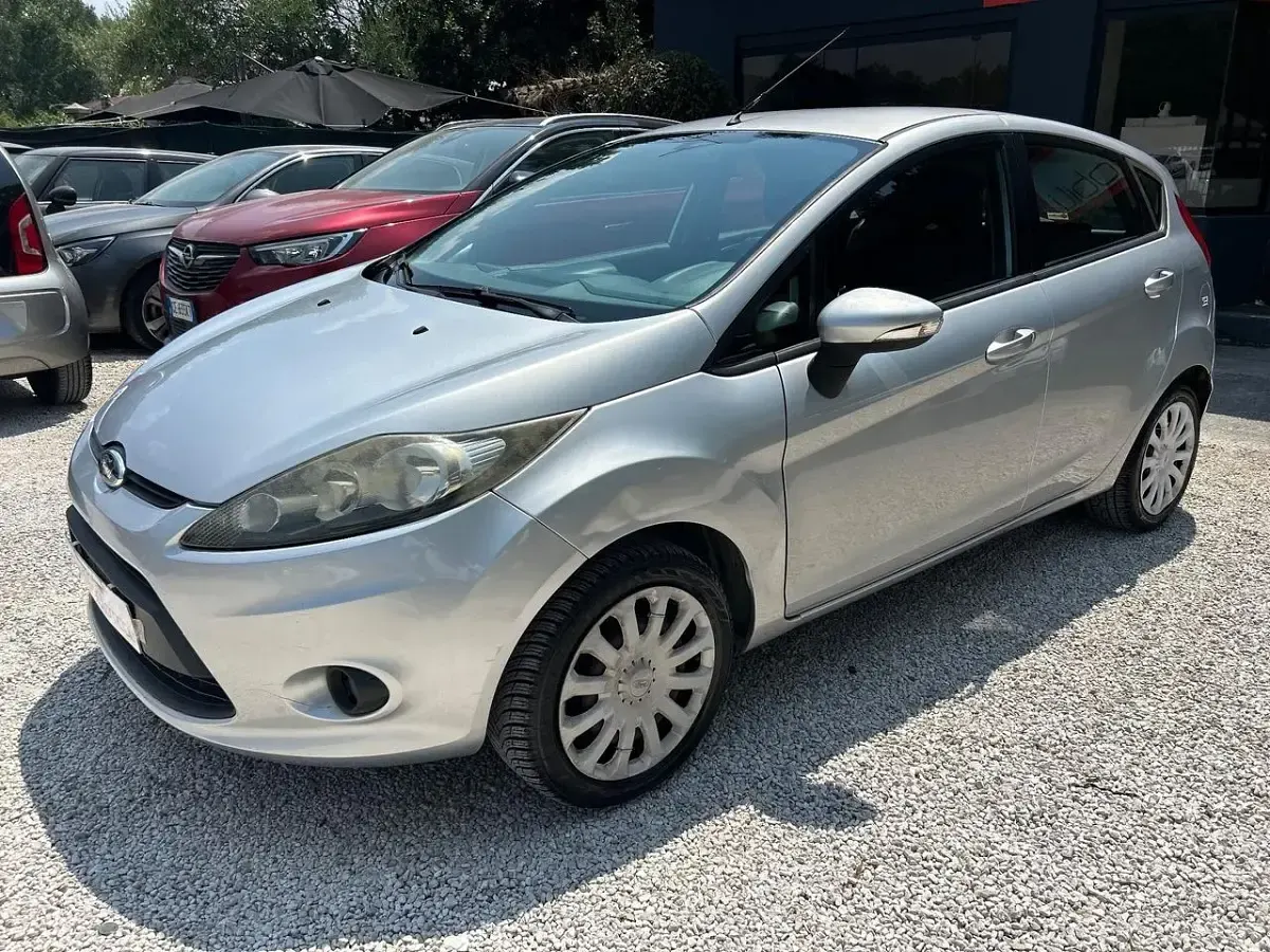 Usata Ford Fiesta Titanium 70 CV (51 kW) 2011 Argento Berlina