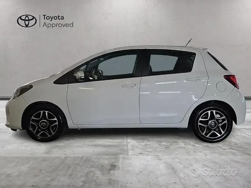 Usata Toyota Yaris Cool 69 CV (50 kW) 2014 Super white Utilitaria