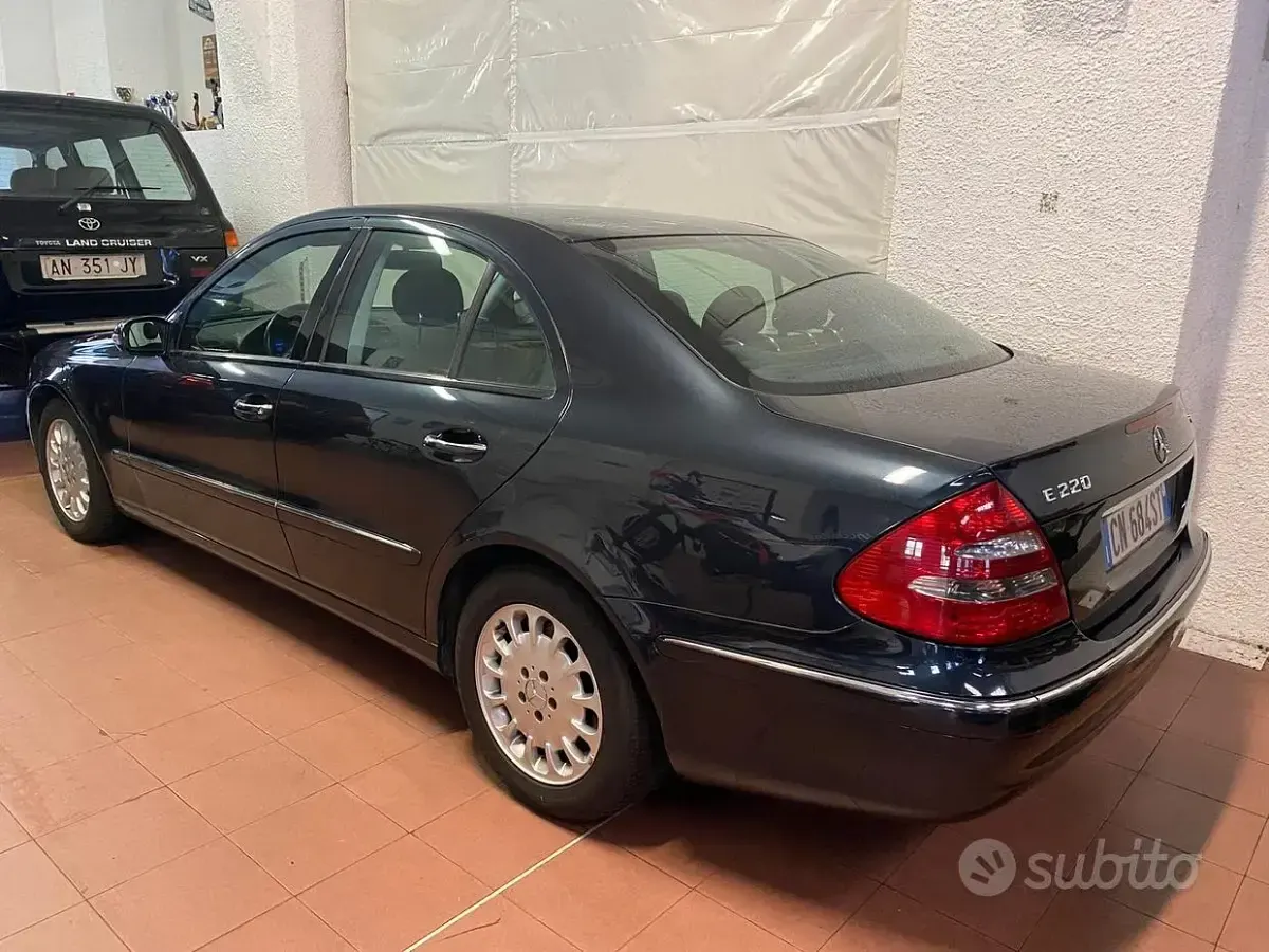 Usata Mercedes E220 Classic 150 CV (110 kW) 2004 Bluazzurro Berlina