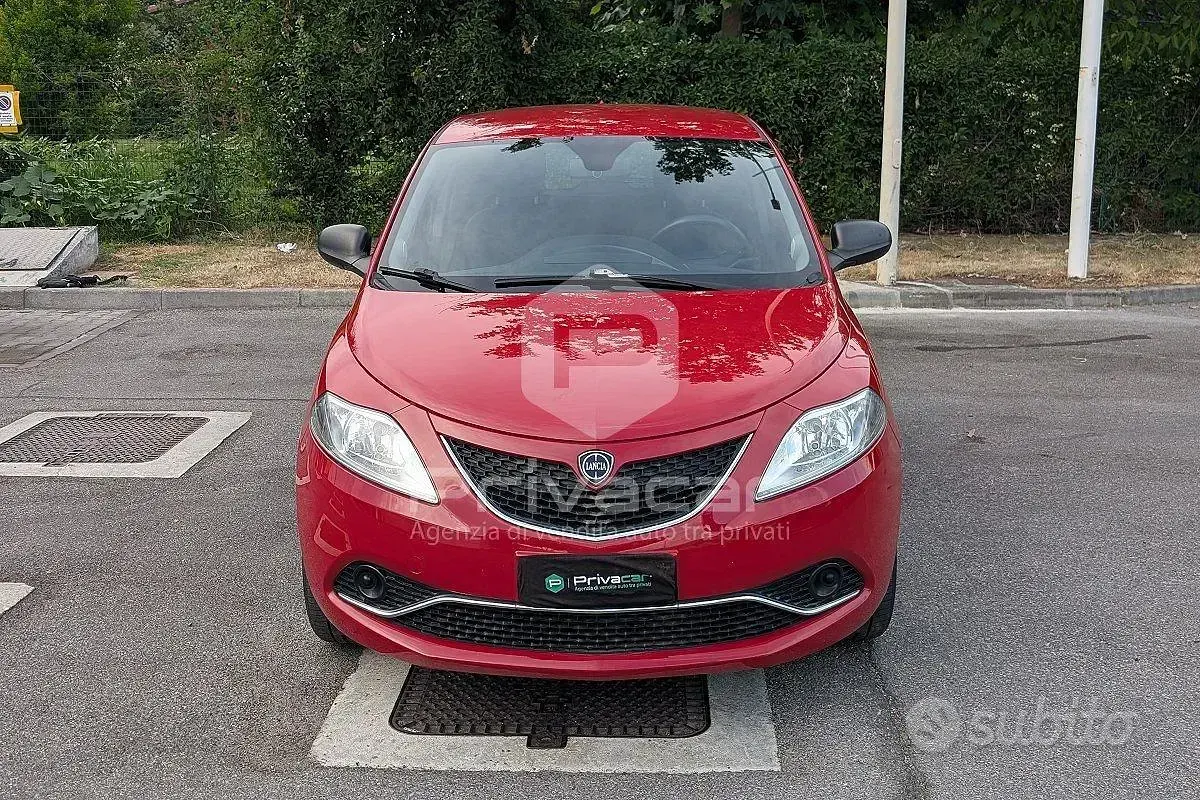 Usata Lancia Ypsilon Silver 69 CV (50 kW) 2017 Rosso Utilitaria