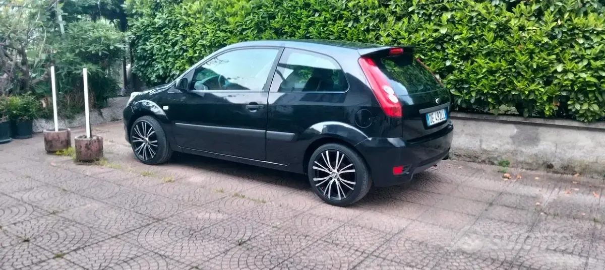 Usata Ford Fiesta S 90 CV (66 kW) 2006 Nero Utilitaria