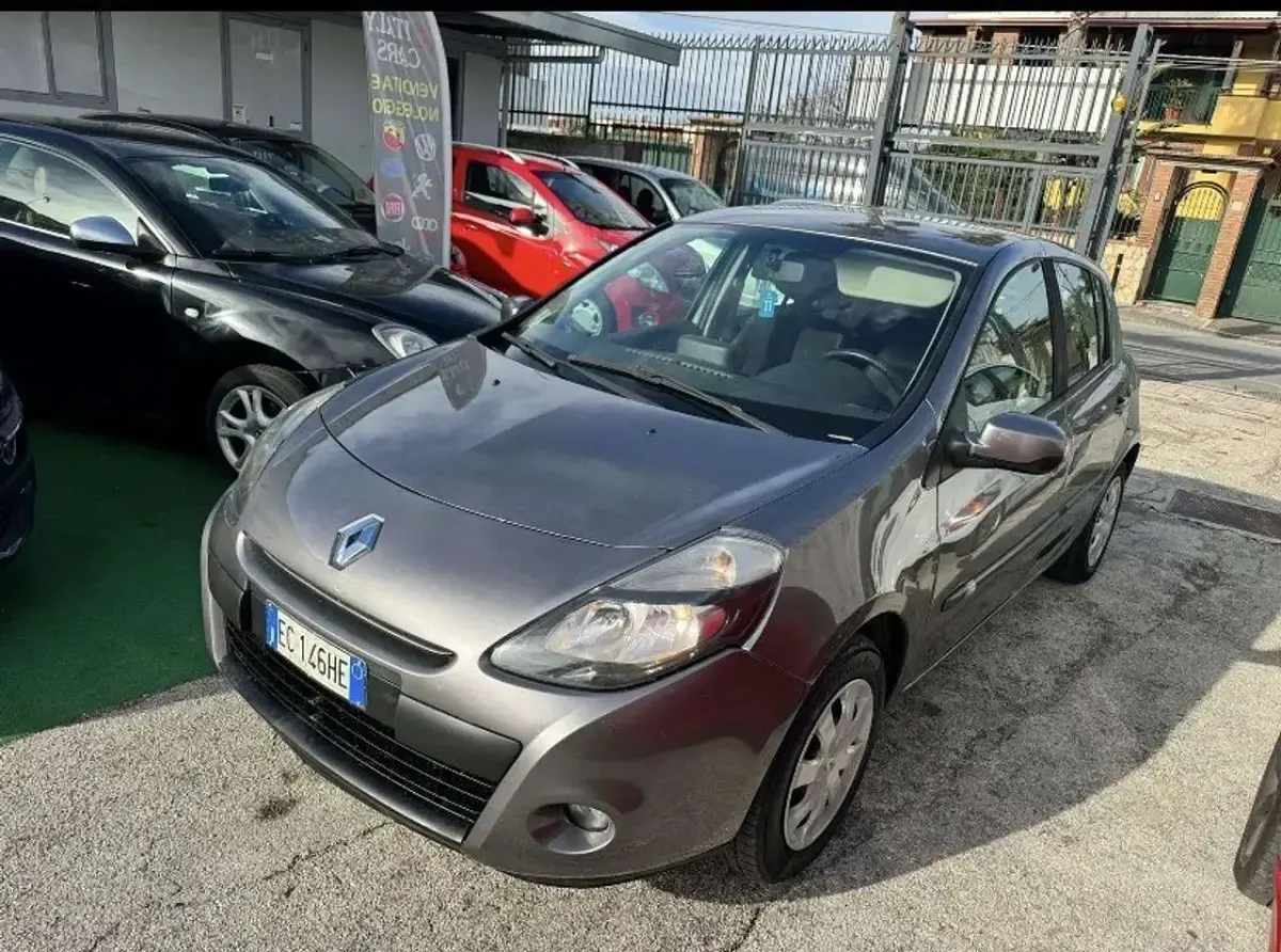 Usata Renault Clio II Dynamique 75 CV (55 kW) 2010 Grigio Berlina
