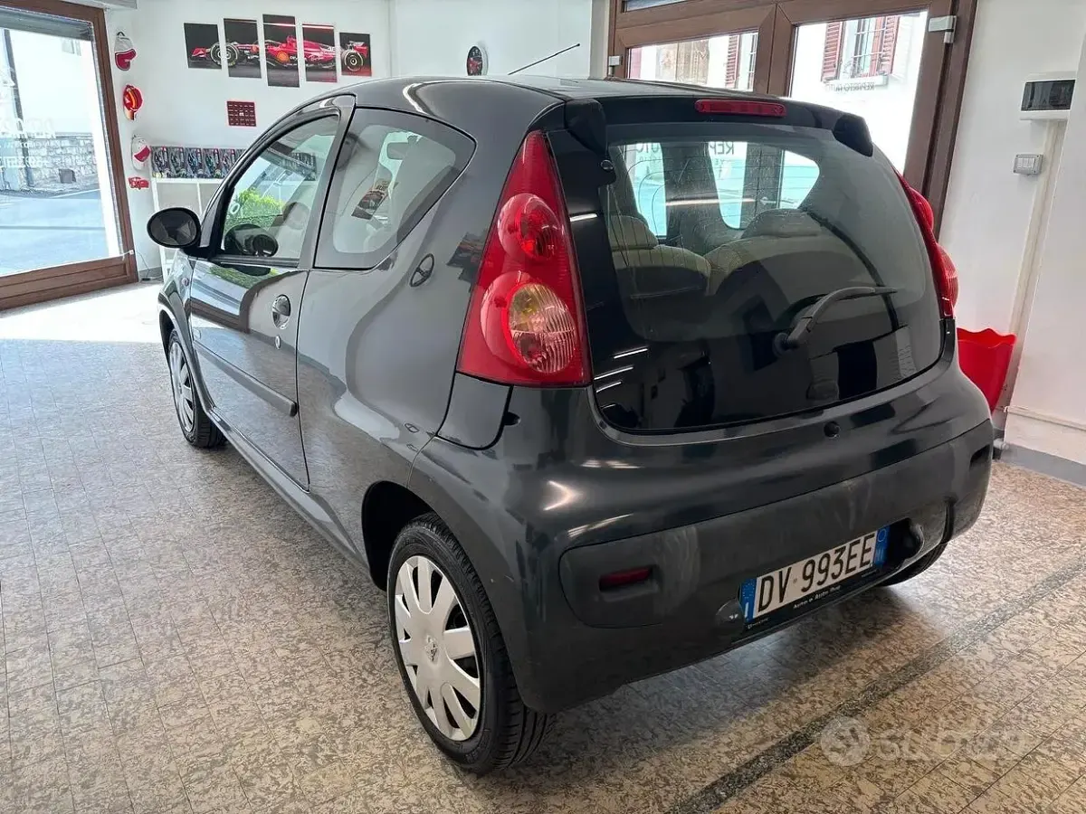 Usata Peugeot 107 68 CV (50 kW) 2009 Grigio Utilitaria