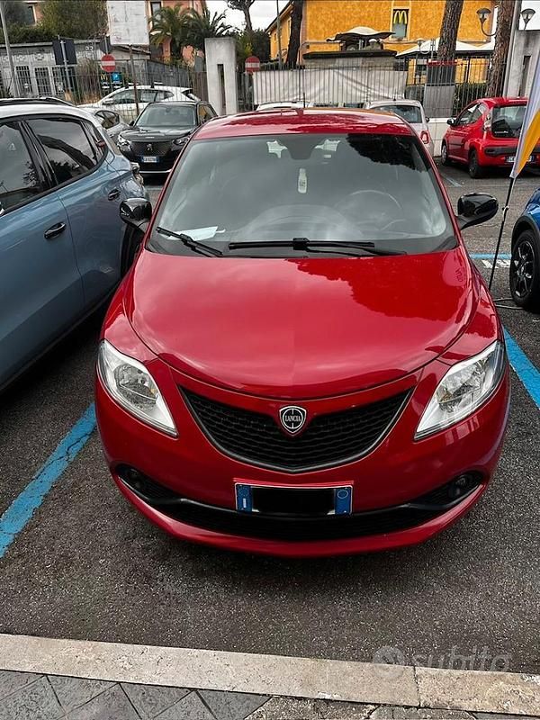 Usata Lancia Ypsilon Gold 69 CV (50 kW) 2018 Rosso Utilitaria