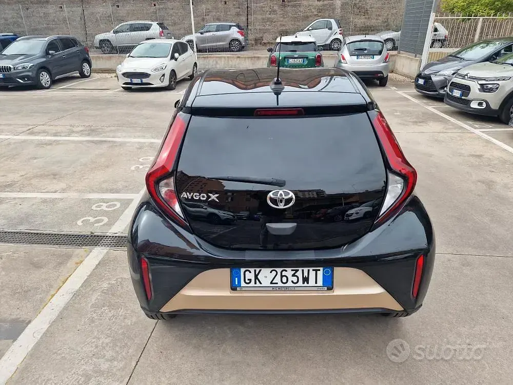 Usata Toyota Aygo X Trend 72 CV (52 kW) 2022 Marrone SUV
