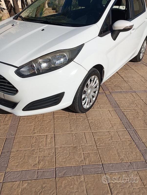 Usata Ford Fiesta 80 CV (58 kW) 2015 Bianco Utilitaria