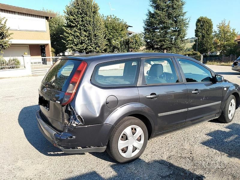 Usata Ford Focus 90 CV (66 kW) 2006 Grigio Station wagon