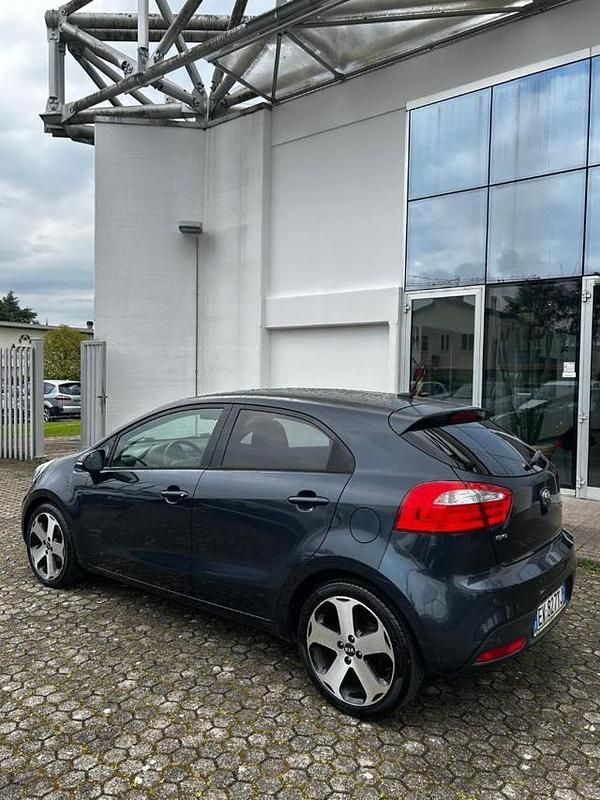 Second-hand Kia Rio 75 CP (55 kW) 2014 Albastru Berlinǎ