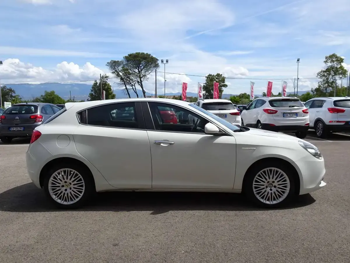 Usata Alfa Romeo Giulietta Distinctive 105 CV (77 kW) 2014 Bianco Utilitaria