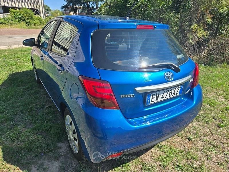 Usata Toyota Yaris Hybrid Active 75 CV (55 kW) 2014 Blu Berlina