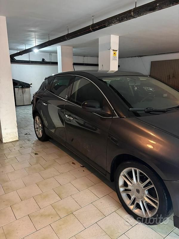 Usata Lancia Delta 120 CV (88 kW) 2008 Marrone Utilitaria
