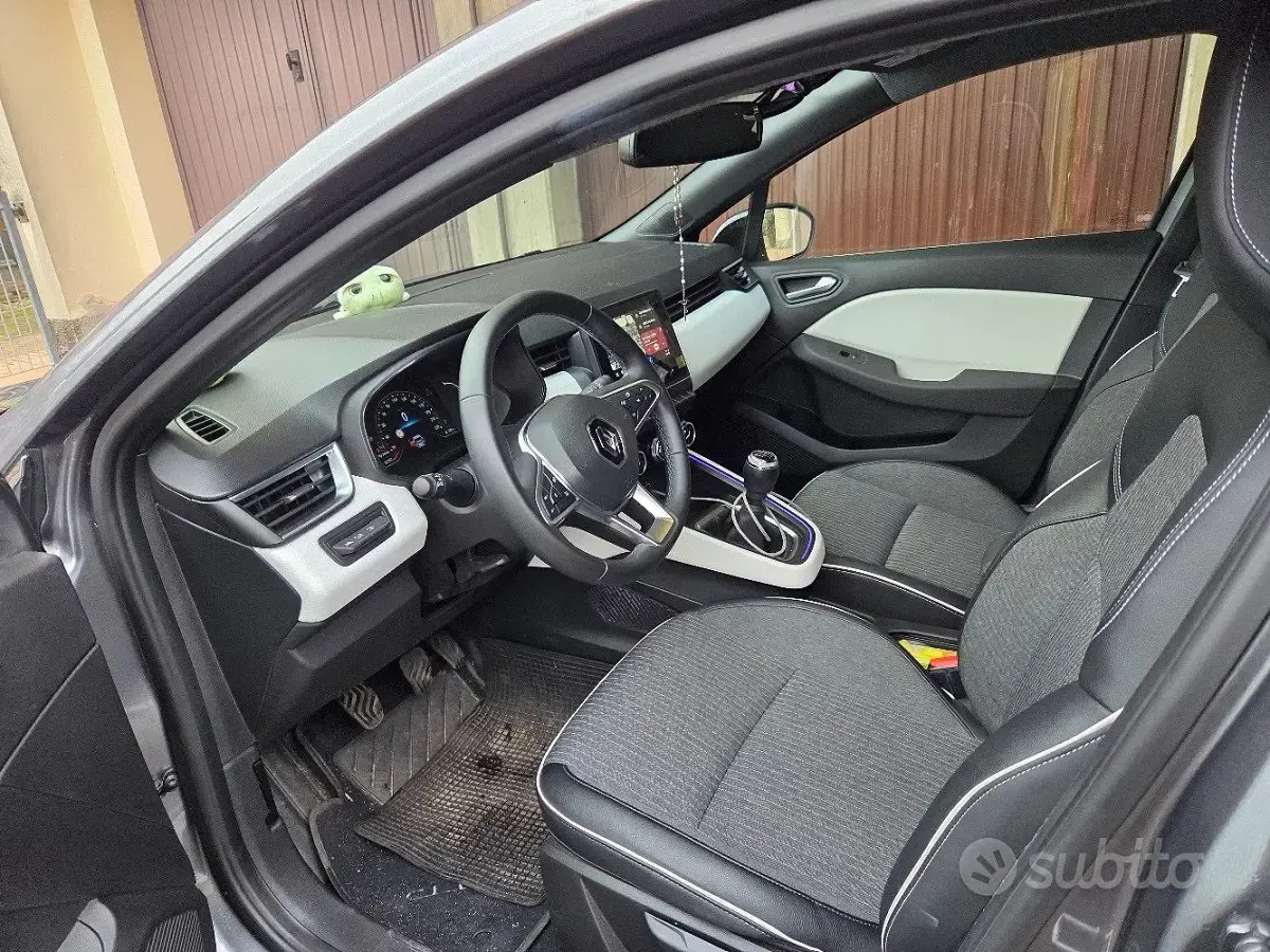 Usata Renault Clio 90 CV (66 kW) 2023 Grigio Utilitaria