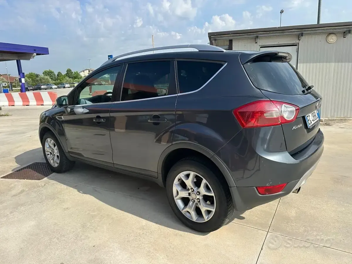 Usata Ford Kuga 140 CV (102 kW) 2012 Blu SUV