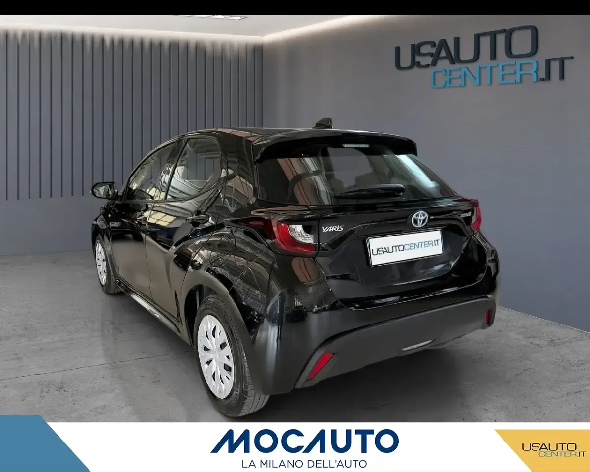 Usata Toyota Yaris Hybrid Business Edition 92 CV (67 kW) 2020 Colore nero Berlina