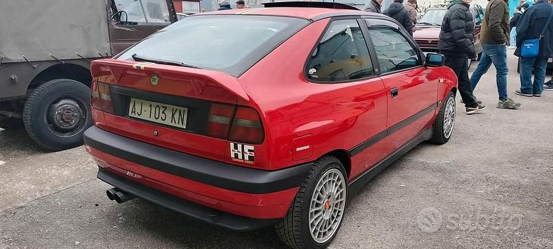 Begagnad Lancia Delta 186 HK (136 kW) 1995 Röd Halvkombi