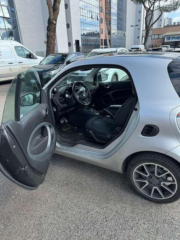Usata Smart ForTwo Coupé 41 kW (56 CV) 2021 Argento Utilitaria