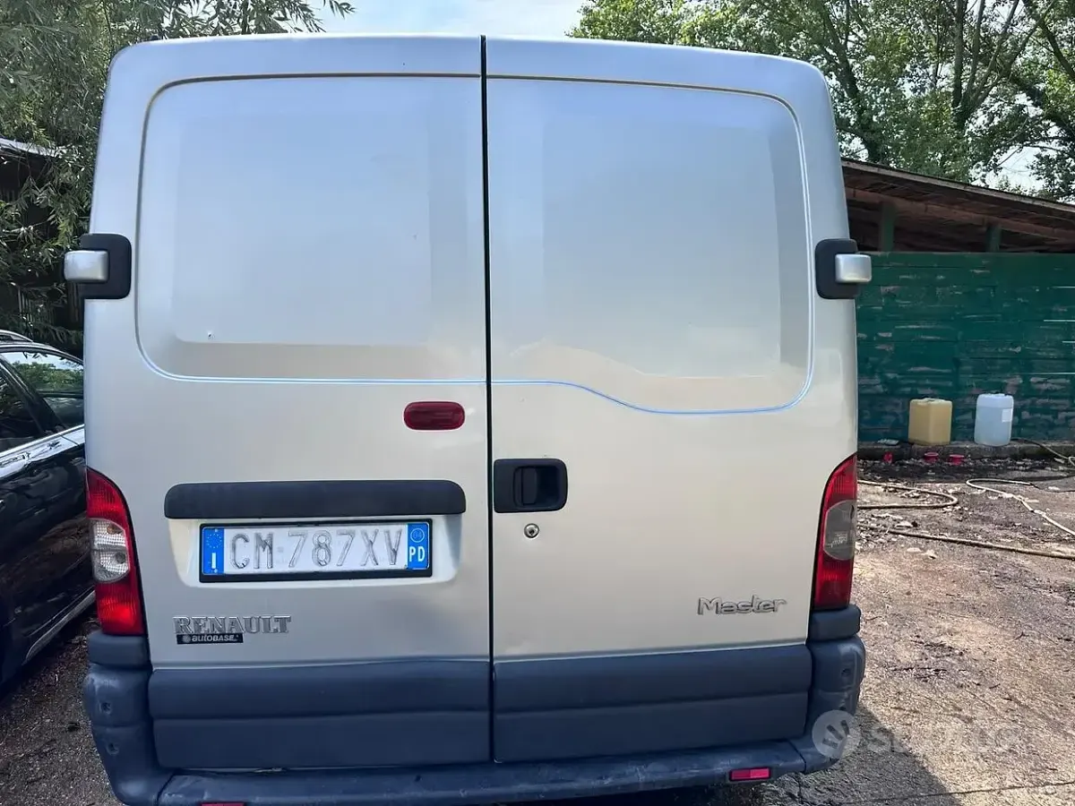 Usata Renault Master T28 135 CV (99 kW) 2005 Grigio Monovolume