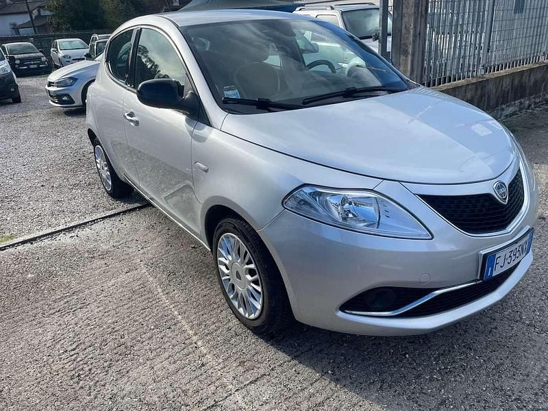 Usata Lancia Ypsilon Gold 69 CV (50 kW) 2017 Grigio Utilitaria