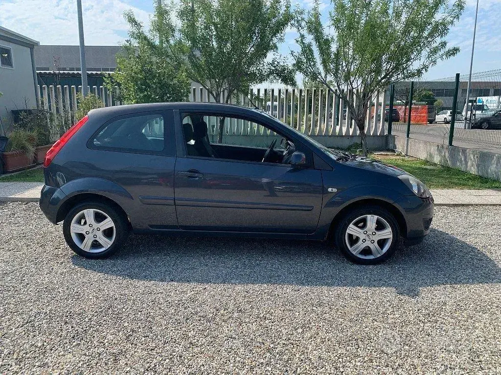 Usata Ford Fiesta Ghia 68 CV (50 kW) 2008 Grigio Utilitaria