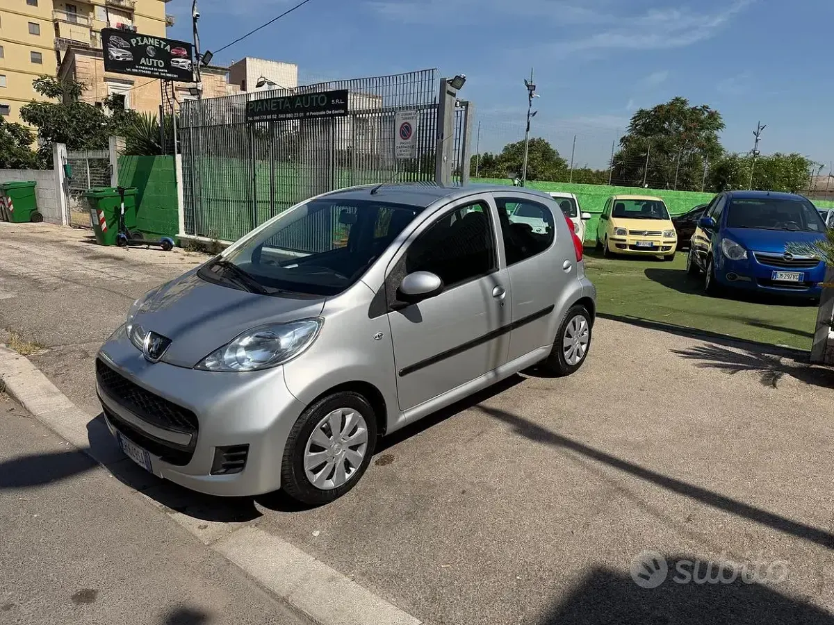 Usata Peugeot 107 Active 68 CV (50 kW) 2011 Grigio Utilitaria