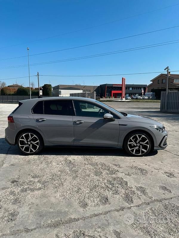 Usata VW Golf VIII R-line 150 CV (110 kW) 2021 Grigio Station wagon