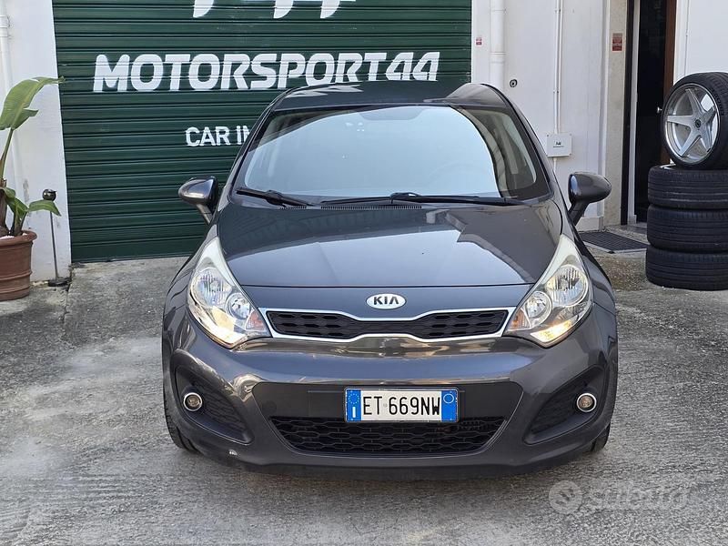 Usado Kia Rio 75 HP (55 kW) 2014 Cinzento Sedan
