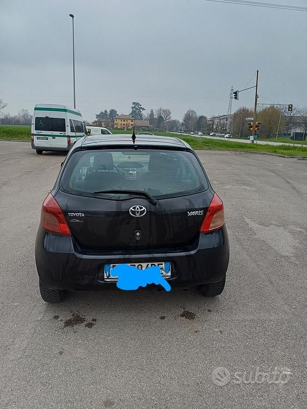 Usata Toyota Yaris 65 CV (47 kW) 2008 Nero Utilitaria