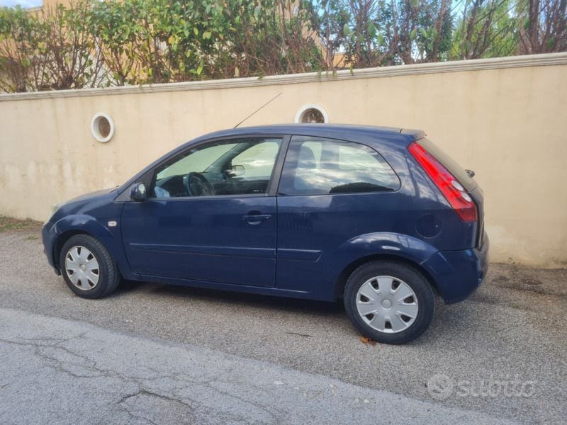 Second-hand Ford Fiesta 69 CP (50 kW) 2008 Albastru Hatchback