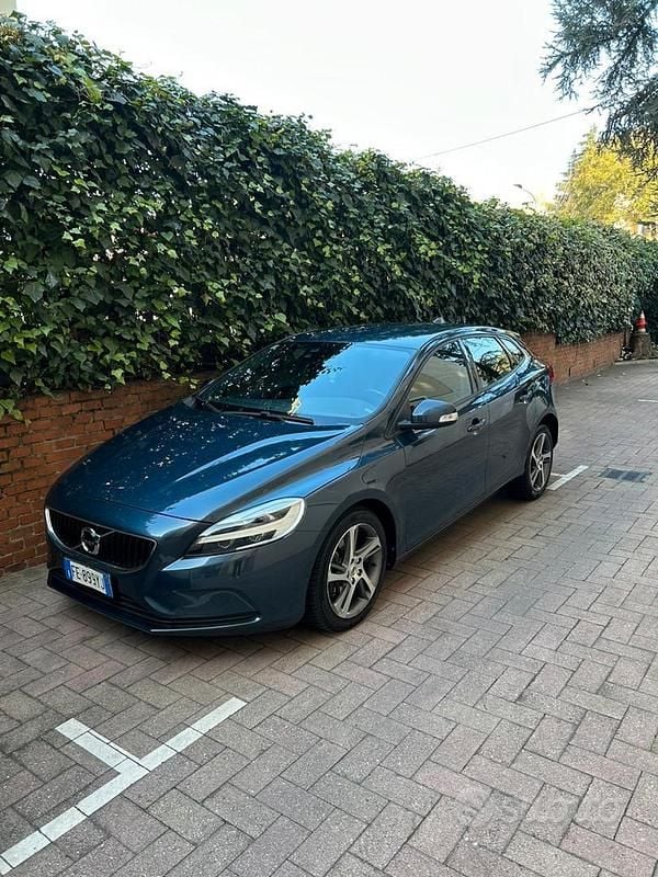 Blu/azzurro Usata 2016 Volvo V40 Momentum Tre volumi | 9000 € (Buon prezzo) - Immagine 1/4