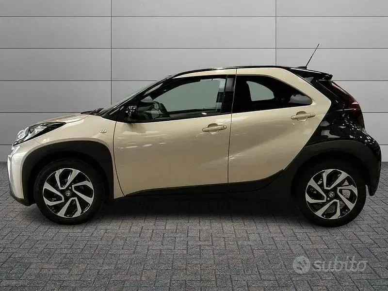 Usata Toyota Aygo X Trend 72 CV (52 kW) 2025 Grigio SUV