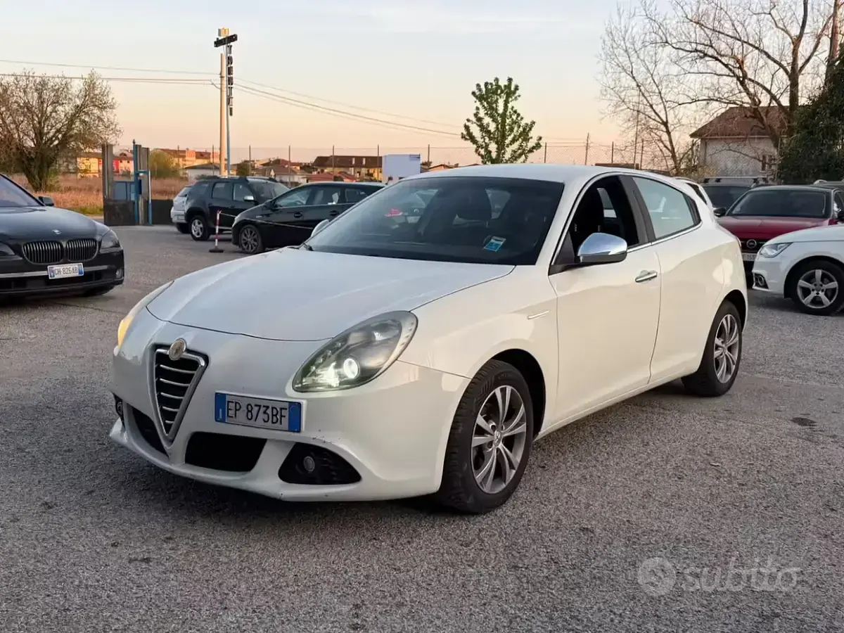 Second-hand Alfa Romeo Giulietta Progression 105 CP (77 kW) 2012 Alb Hatchback