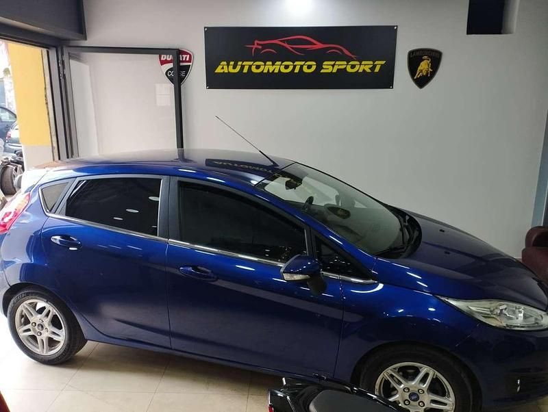 Usata Ford Fiesta 75 CV (55 kW) 2015 Blu elettrico Berlina