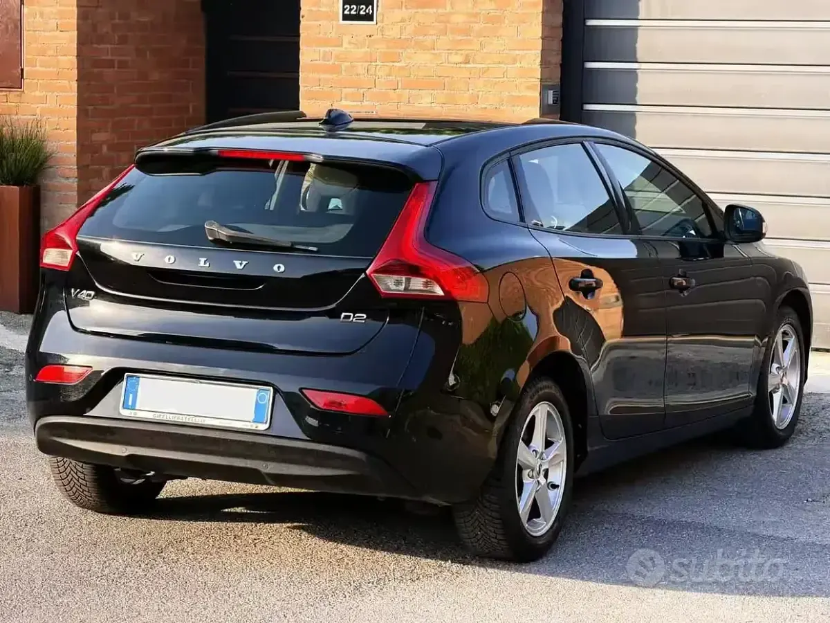 Usata Volvo V40 Kinetic 120 CV (88 kW) 2016 Nero Berlina