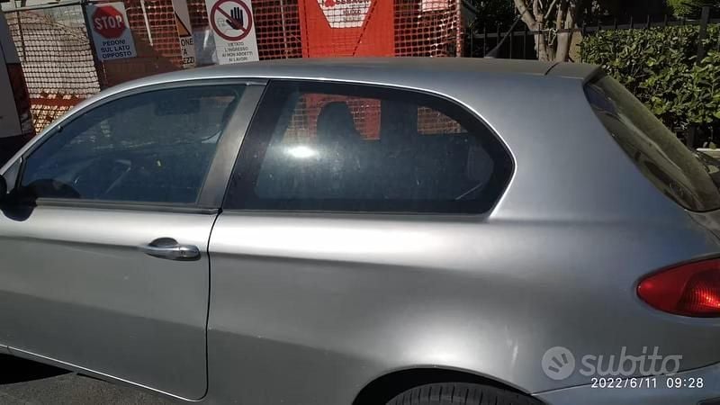 Begagnad Alfa Romeo 147 105 HK (77 kW) 2002 Grå Halvkombi